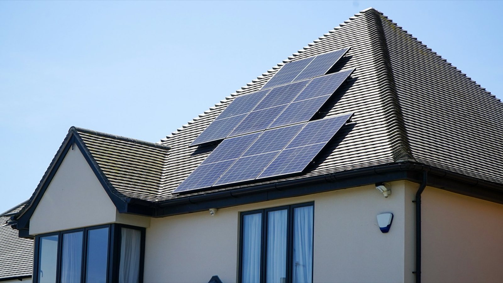 Modern huis met zonnepanelen op het dak